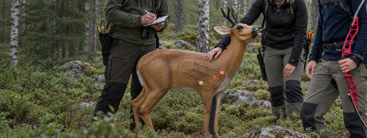 3D-rådyrmål med piler i skogen, omgitt av bueskyttere
