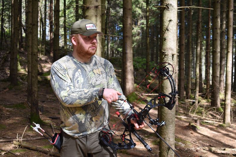 Bueskytter med compoundbue i skogen